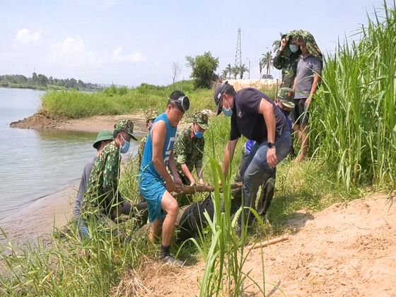 Lực lượng chức năng di chuyển quả bom về về địa điểm tập kết chuẩn bị tiêu hủy theo quy định, đảm bảo an toàn.