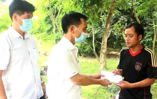 Phó Chủ tịch UBND huyện Hướng Hóa Phạm Trọng Hổ thăm hỏi, động viên, trao hỗ trợ gia đình nạn nhân bị đuối nước.