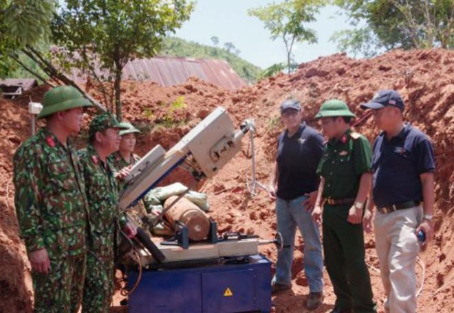 Lực lượng công binh Bộ Chỉ huy Quân sự tỉnh Quảng Trị phối hợp các lực lượng hữu quan đã cắt, hủy nổ thành công các quả bom “khủng”. Ảnh: Xuân Diện.