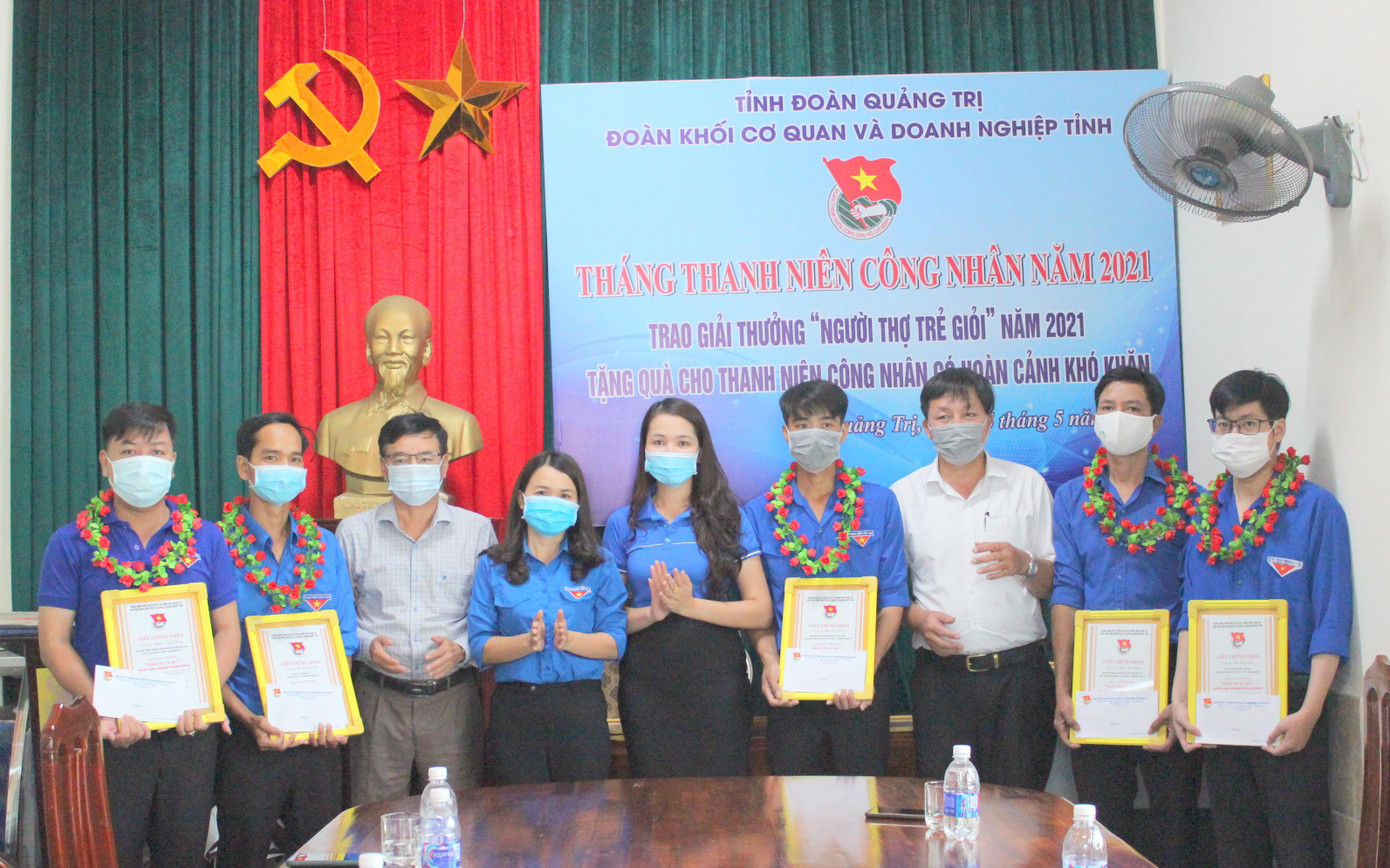 Trao giải thưởng “Người thợ trẻ giỏi” cho những cá nhân có thành tích xuất sắc trong lao động sản xuất và thực hiện phong trào thi đua “4 nhất” năm 2021.