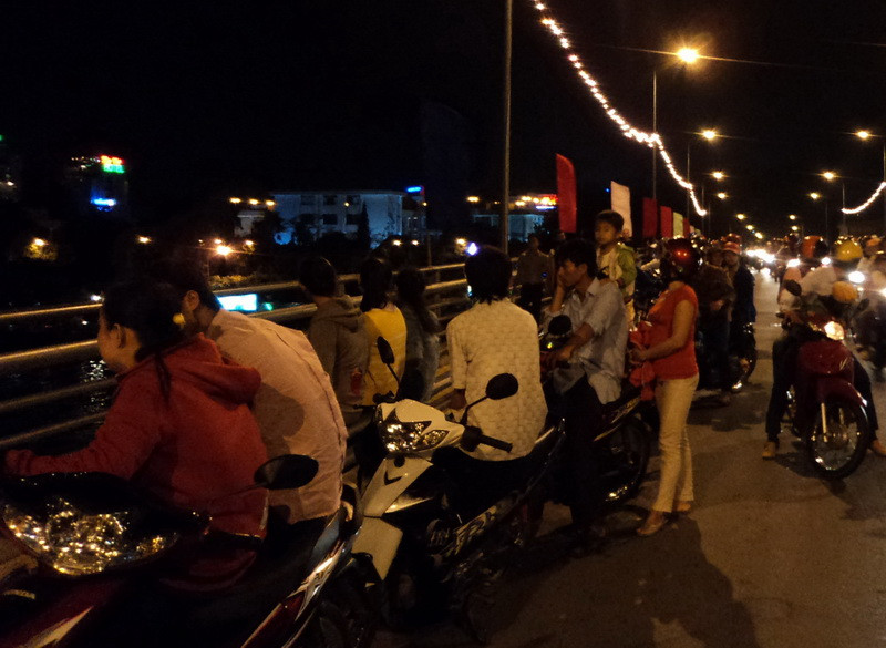 Trai gái ngồi trên cầu Nguyễn Trãi hóng gió Xuân. Trai gái ngồi trên cầu Nguyễn Trãi hóng gió Xuân