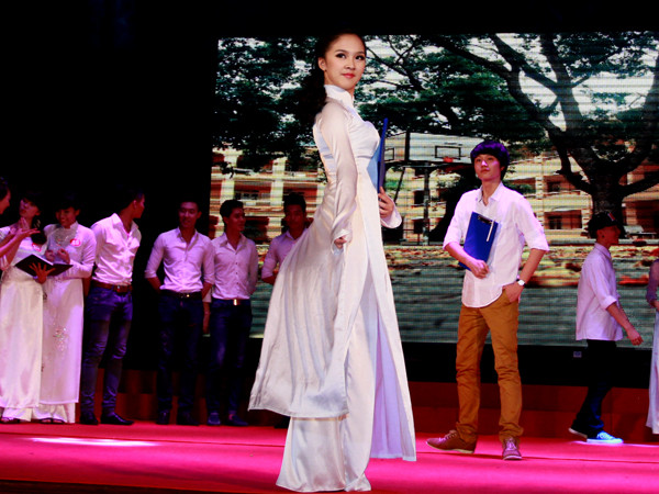 Hà Anh trong tà áo dài trắng của nữ sinh