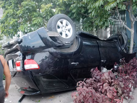 Sau khi gây tai nạn, chiếc ô tô 