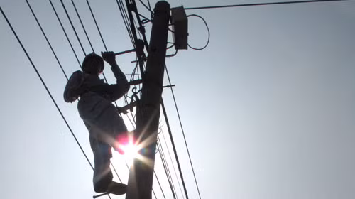 Giá điện ở khu vực nông thôn sẽ áp dụng như ở khu vực thành thị. Trong ảnh: Lắp đặt đường dây điện về huyện Cần Giờ, TP.HCM. Ảnh: Công Anh. (Tuổi Trẻ)