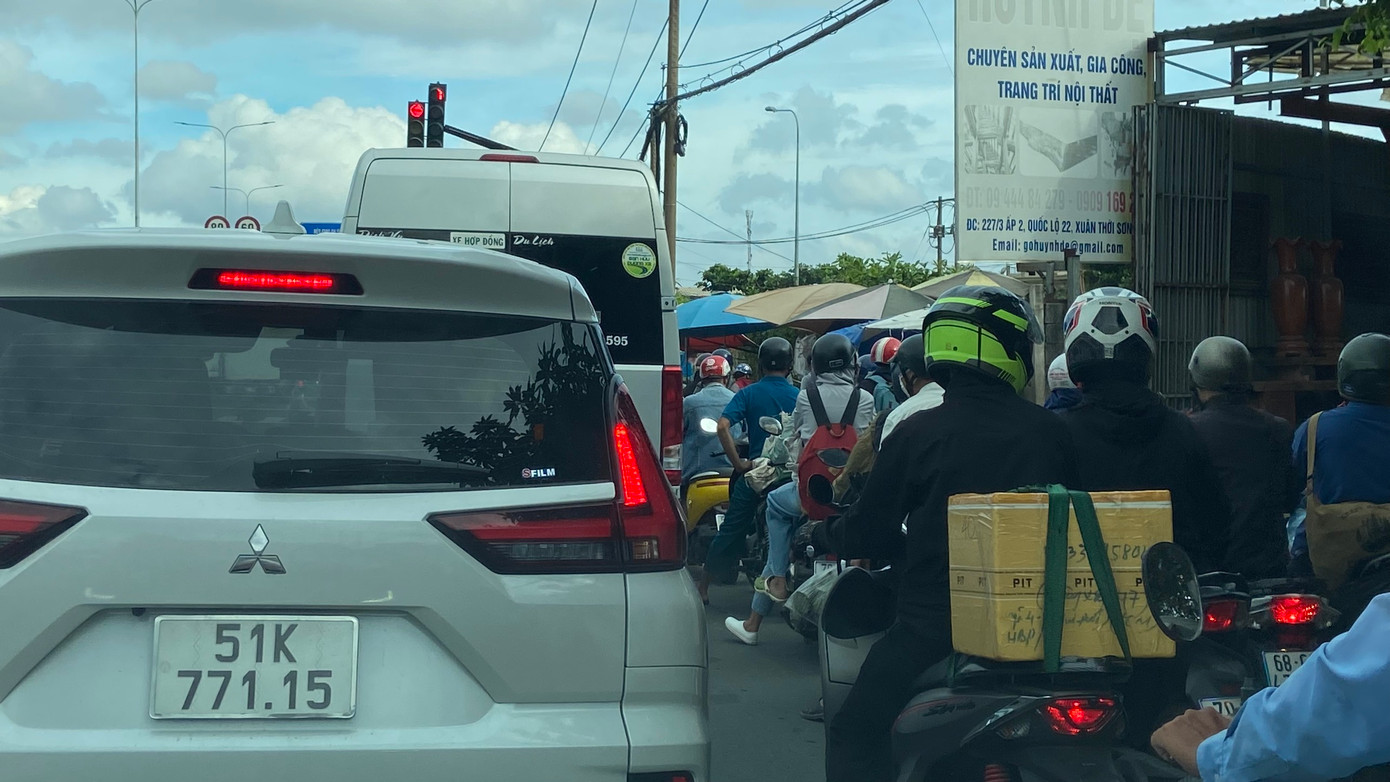 Do đường đông, các phương tiện di chuyển khá chậm chạp trên tuyến quốc lộ 22.