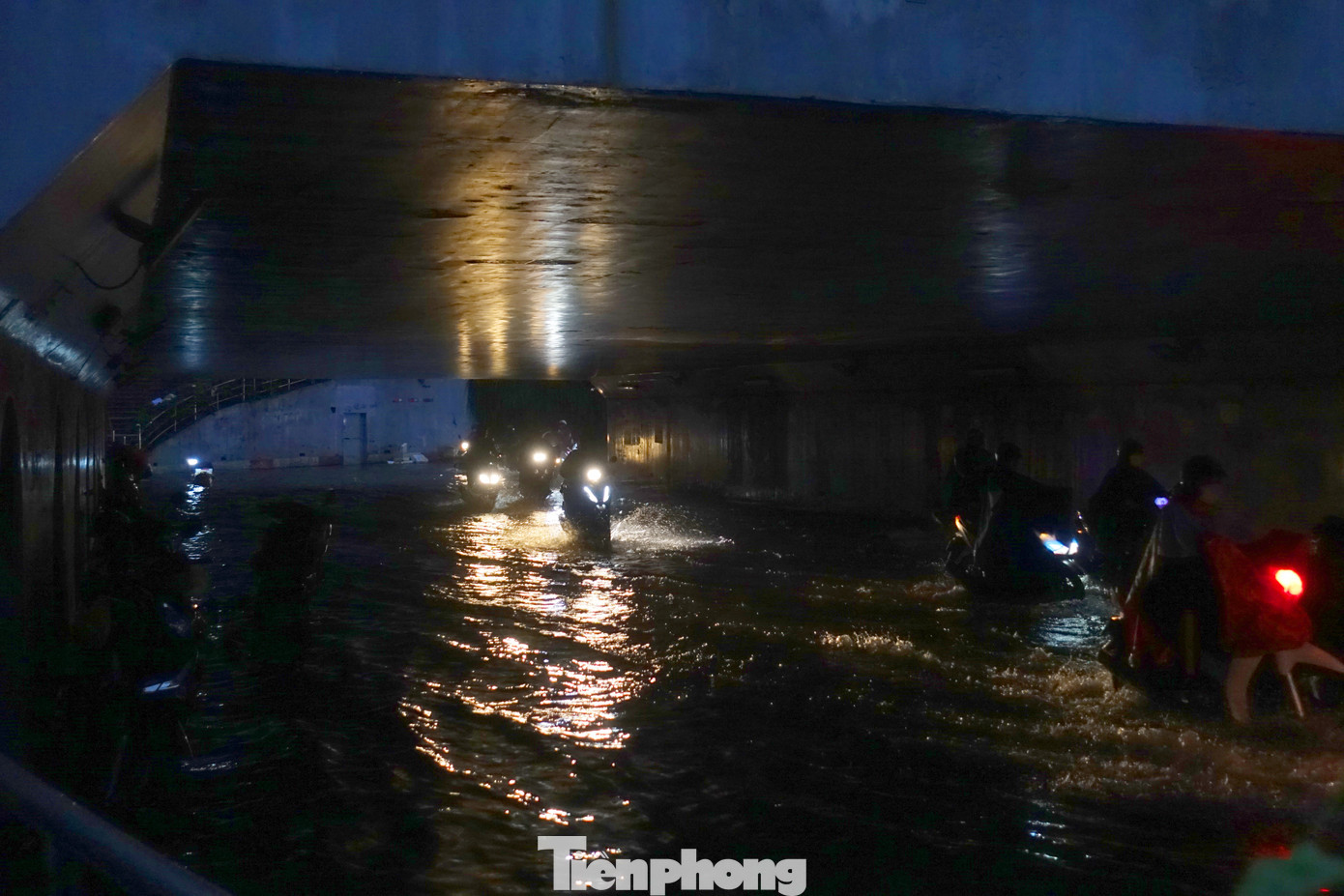 Các phương tiện di chuyển bên trong khu vực hầm chui Tân Tạo.