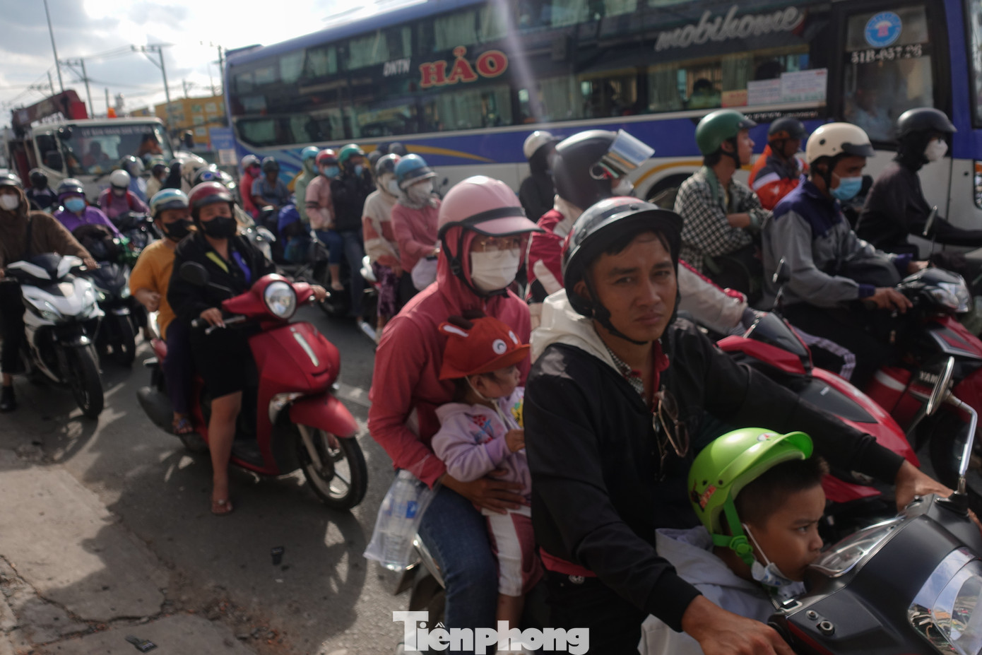 Thời tiết không mưa, nắng nóng trên suốt hành trình dài khiến nhiều người mệt mỏi.