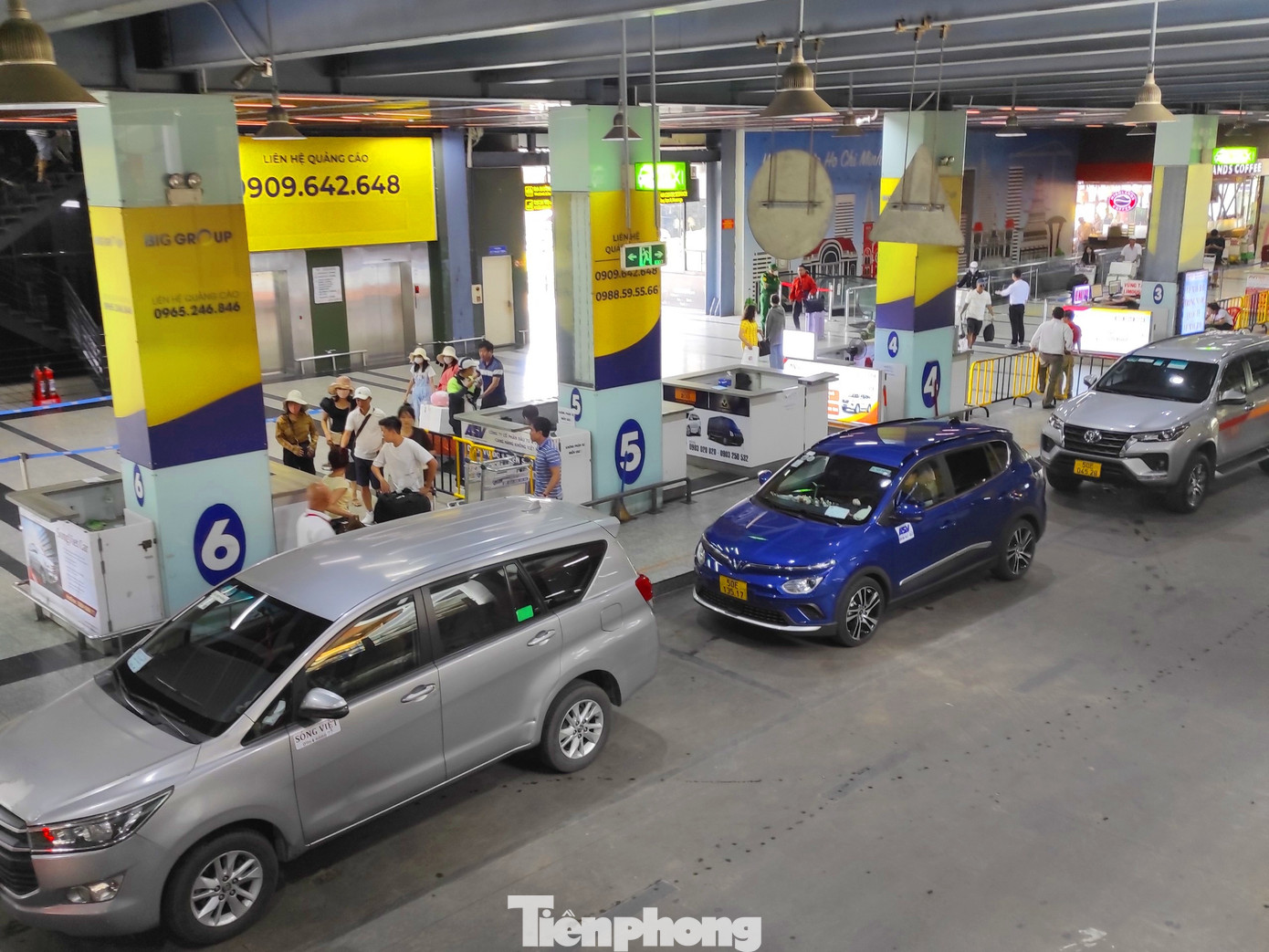 Một số hành khách vừa đáp xuống sân bay trưa 4/9 cho biết việc đón taxi, xe công nghệ,...khá thuận lợi, không xảy ra ùn ứ như cao điểm dịp nghỉ lễ các năm trước.