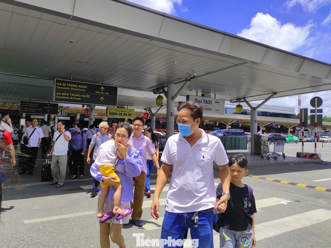 Khu vực bên ngoài ga quốc nội tấp nập hành khách đến.