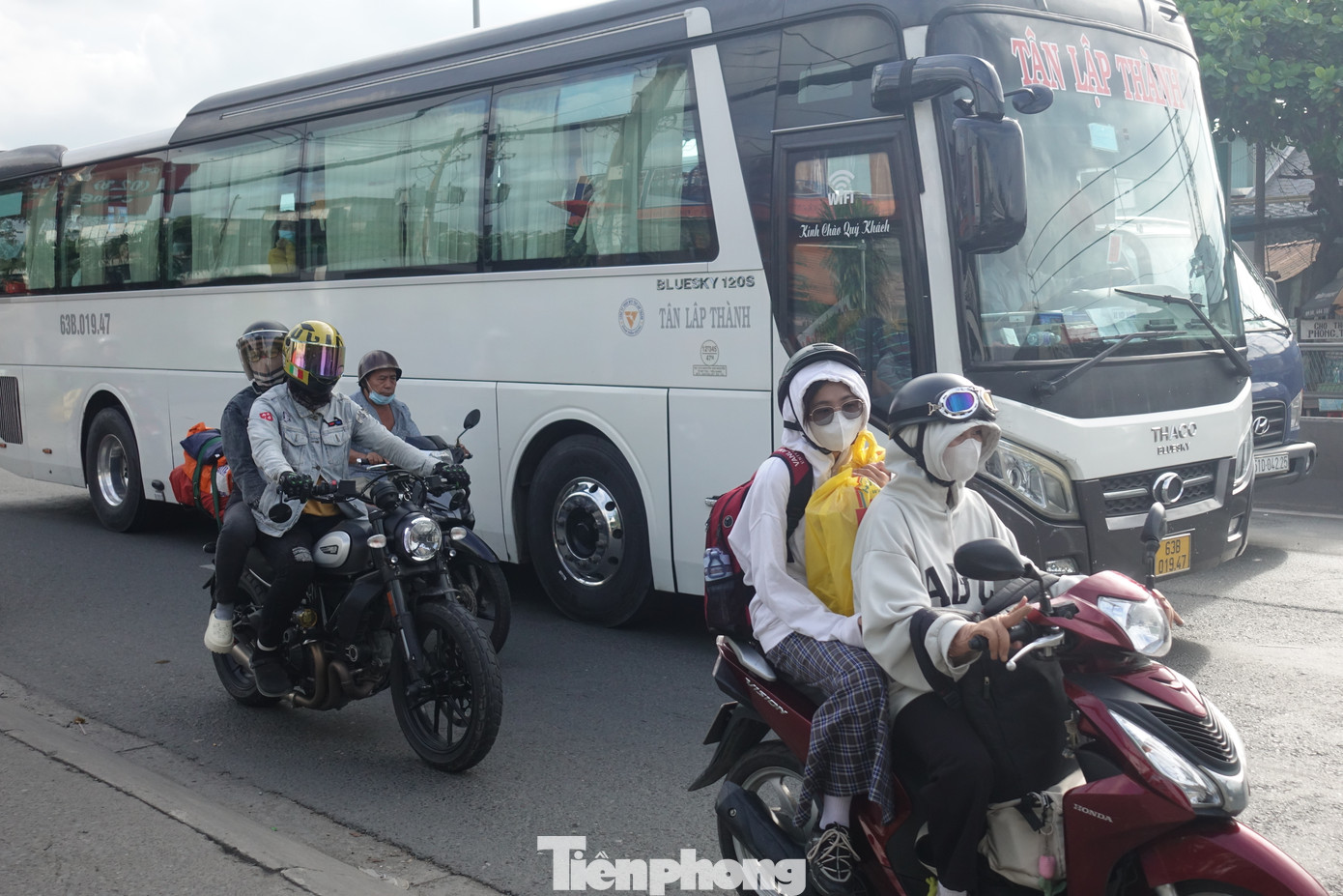 Người dân lỉnh kỉnh đồ đạc quay trở lại TPHCM sau kỳ nghỉ.