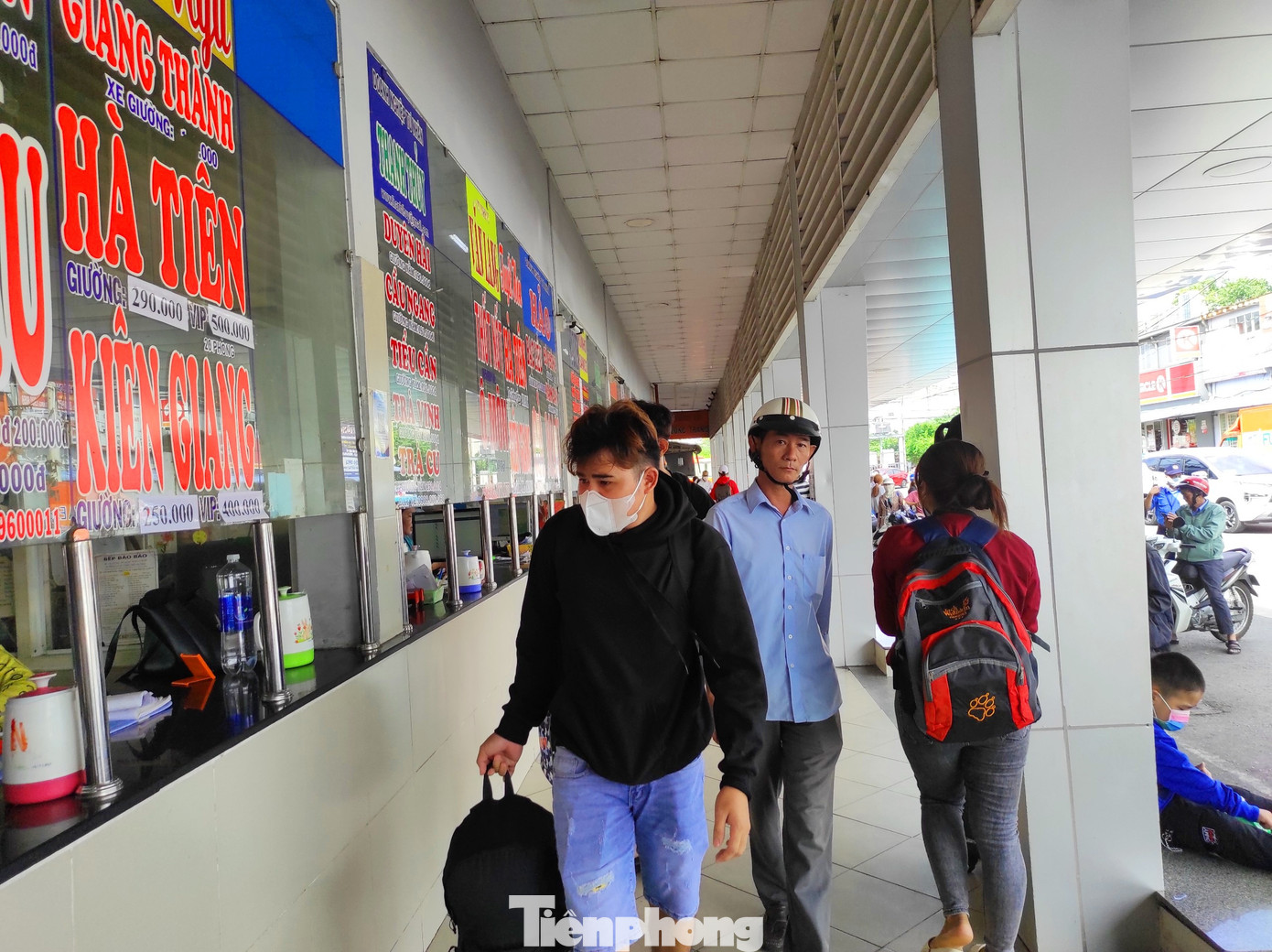 Do đặc thù của bến xe Miền Tây là những chặng ngắn nên thông thường người dân sẽ đến mua vé vào thời gian nghỉ lễ.