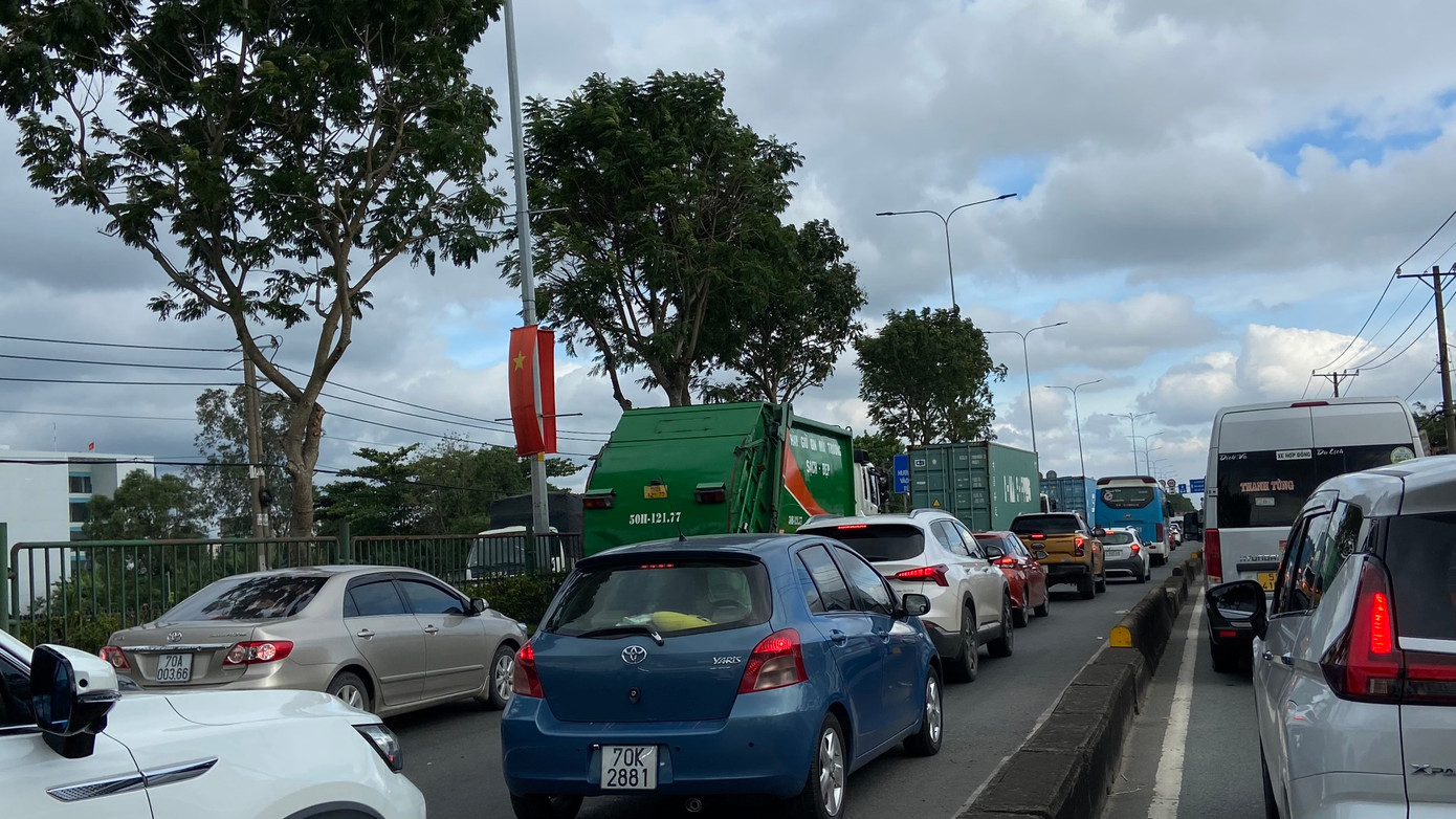 Tại khu vực quốc lộ 22 - cửa ngõ Tây Bắc TPHCM, lưu lượng phương tiện cũng bắt đầu tăng từ đầu giờ chiều 4/9.