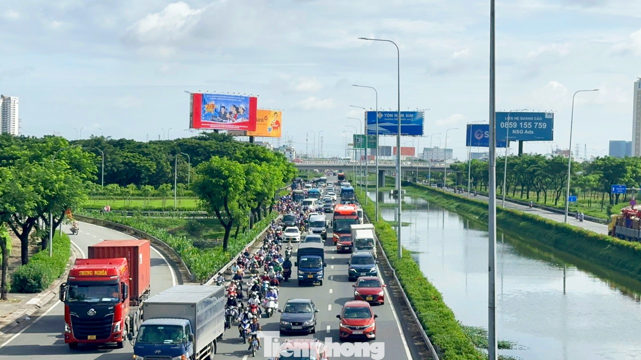 Theo ghi nhận, khu vực cửa ngõ phía tây TPHCM khá đông đúc trong buổi sáng 1/9.
