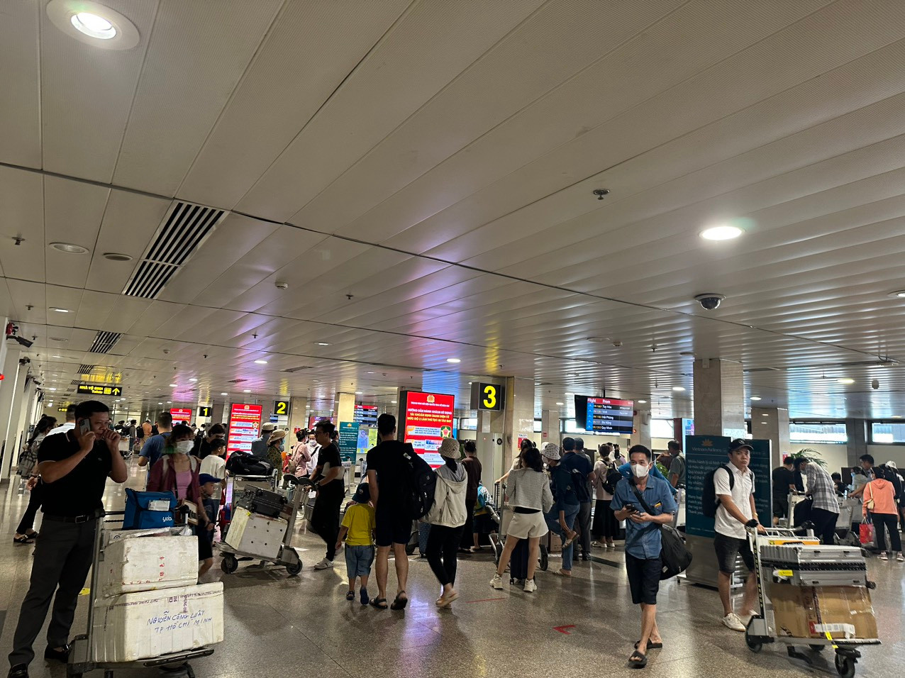 Theo ghi nhận của PV vào trưa 4/9, sau kỳ nghỉ lễ kéo dài 4 ngày, Cảng HKQT Tân Sơn Nhất tấp nập hành khách.
