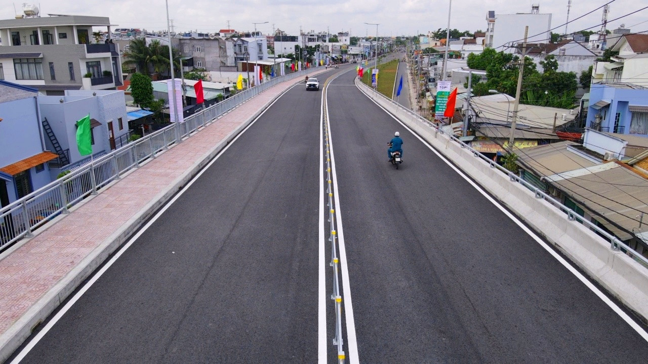 Cầu Long Kiểng mới nhìn từ trên cao. Cầu Long Kiểng mới nhìn từ trên cao.