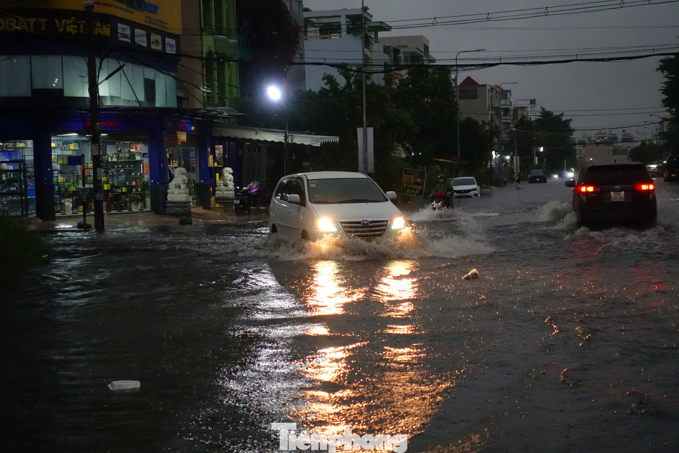 Đường Lê Cơ (quận Bình Tân) ngập nặng trong cơn mưa chiều 8/9.