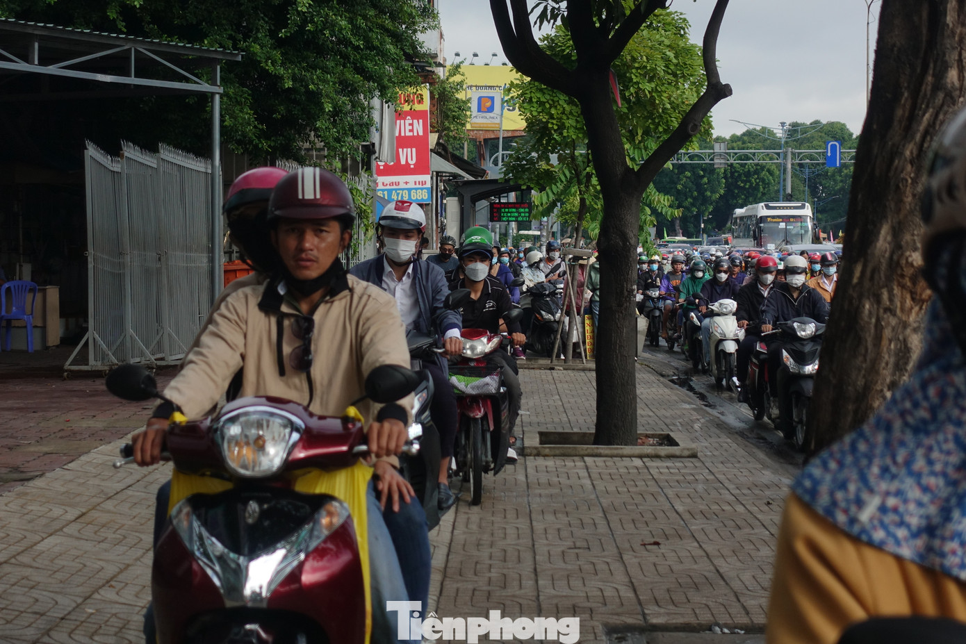 Một số người phải điều khiển phương tiện di chuyển lên vỉa hè để tránh điểm ùn ứ.