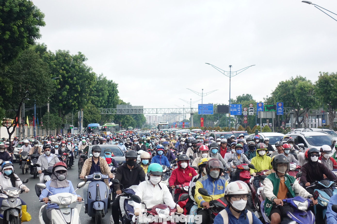 Theo ghi nhận của PV, sáng 5/9, giao thông trên nhiều tuyến đường cửa ngõ vào trung tâm TPHCM đông đúc phương tiện.
