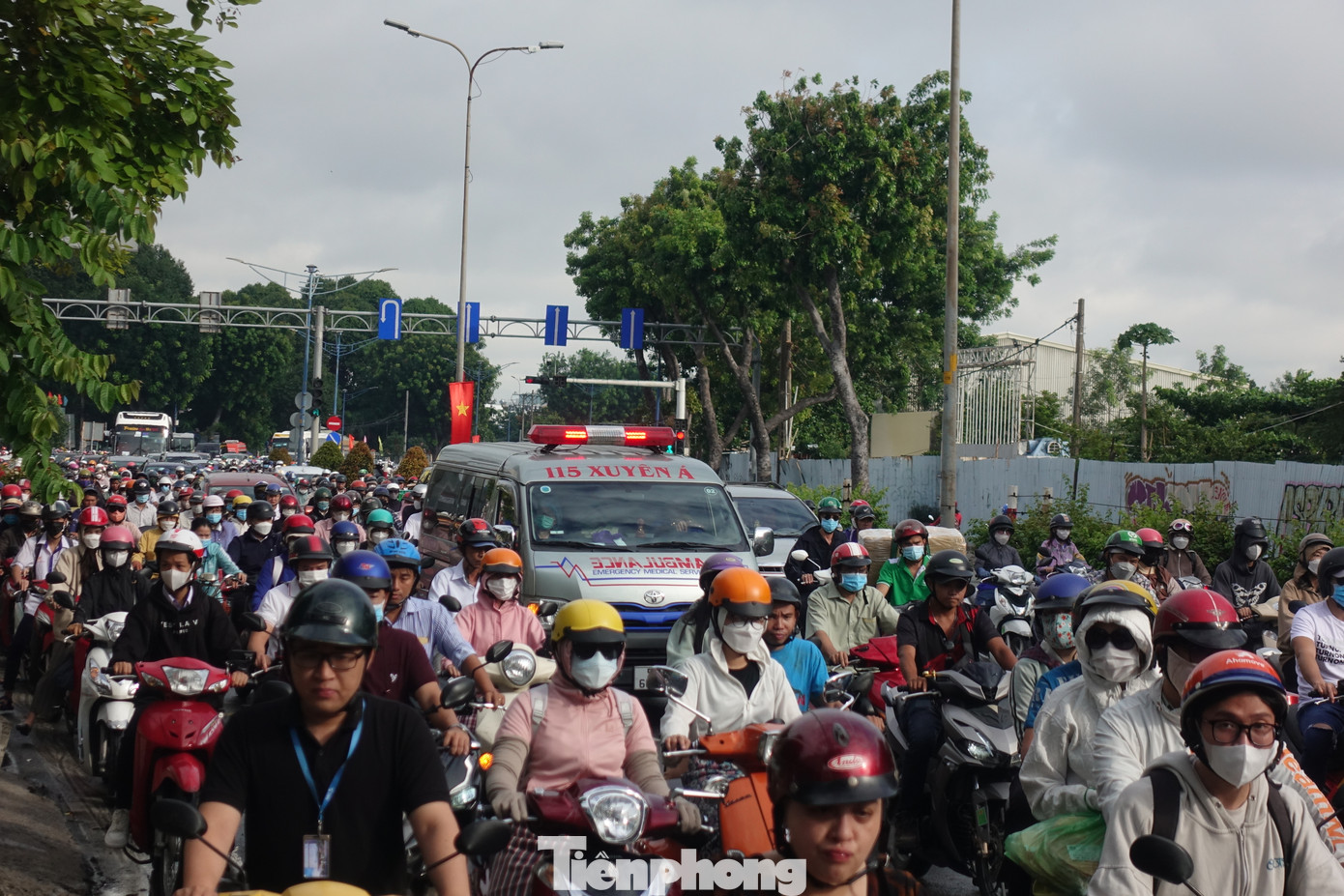 Xe cấp cứu &quot;lọt thỏm&quot; giữa dòng người và phương tiện.