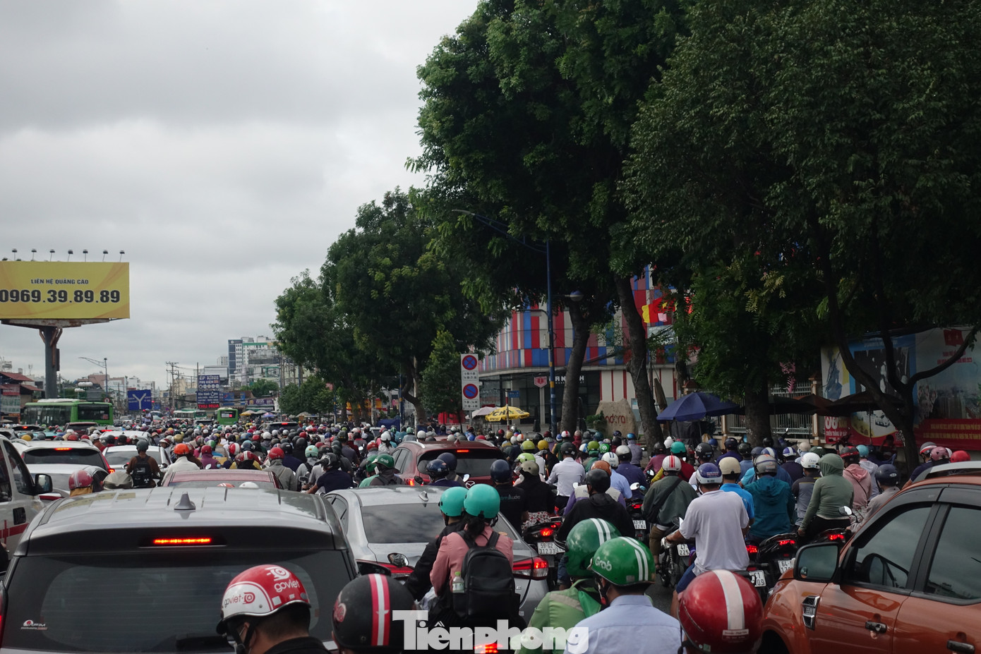 Khu vực đèn tín hiệu nút giao Trường Chinh - Cộng Hòa đông nghẹt người và xe.