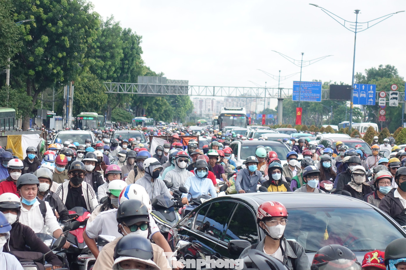 Dòng người &quot;mướt mồ hôi&quot; di chuyển đến nơi làm việc sau kỳ nghỉ.