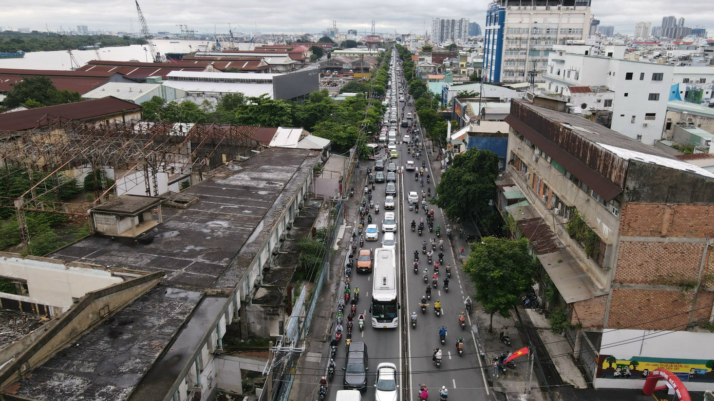 Theo ghi nhận, ngoài khu vực trên, sáng 5/9, nhiều tuyến đường vào trung tâm TPHCM như: quốc lộ 13, ngã tư Hàng Xanh, đường Võ Nguyên Giáp (đoạn gần cầu Rạch Chiếc), đường Nguyễn Tất Thành (quận 4)... đều đông đúc phương tiện. Hình ảnh do CTV ghi nhận tại khu vực đường Nguyễn Tất Thành (quận 4).