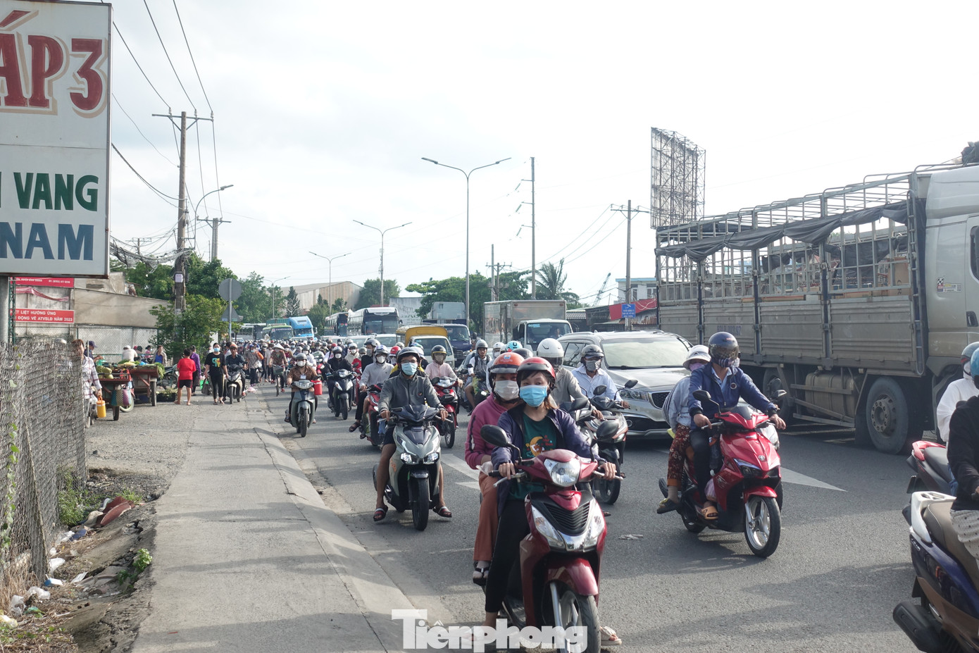 Người dân đổ về TPHCM sau kỳ nghỉ lễ ảnh 2