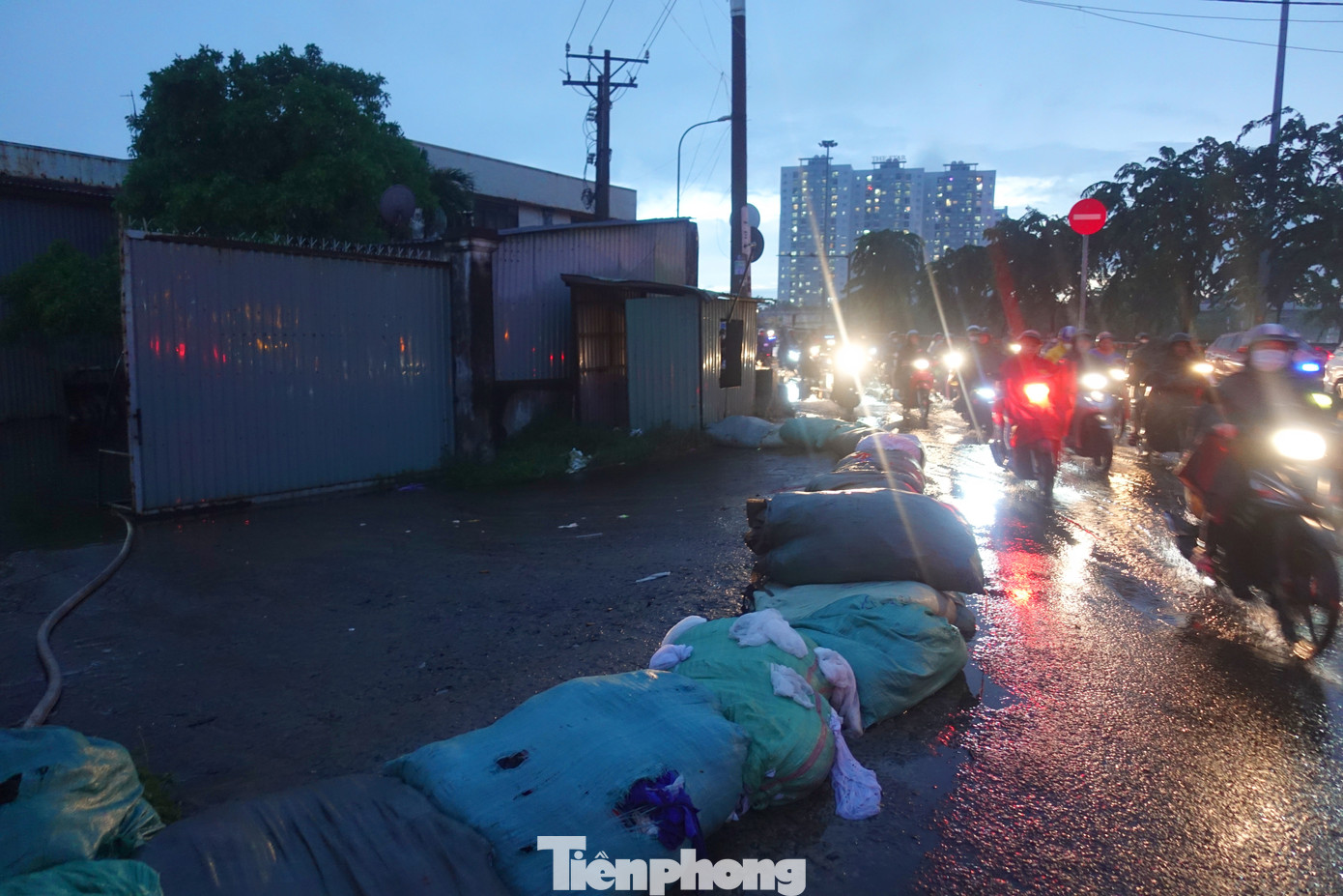 Một nhà xưởng trên quốc lộ 1 (quận Bình Tân) dùng bao vải ngăn nước tràn vào.