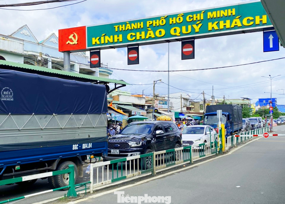 Tại phà Cát Lái (kết nối giao thông giữa TP Thủ Đức, TPHCM với huyện Nhơn Trạch, tỉnh Đồng Nai), từ sáng đến trưa 1/9, lưu lượng phương tiện liên tục gia tăng ở phía bờ TPHCM. Tại phà Cát Lái (kết nối giao thông giữa TP Thủ Đức, TPHCM với huyện Nhơn Trạch, tỉnh Đồng Nai), từ sáng đến trưa 1/9, lưu lượng phương tiện liên tục gia tăng ở phía bờ TPHCM.