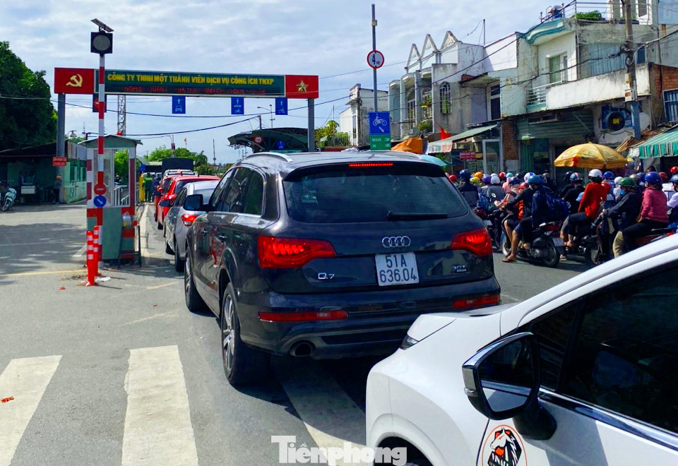 Vì vậy, đơn vị quản lý bến phà Cát Lái đã huy động tối đa lực lượng với 7 phà hoạt động liên tục để giải tỏa lượng hành khách ở phía bờ TPHCM. Vì vậy, đơn vị quản lý bến phà Cát Lái đã huy động tối đa lực lượng với 7 phà hoạt động liên tục để giải tỏa lượng hành khách ở phía bờ TPHCM.