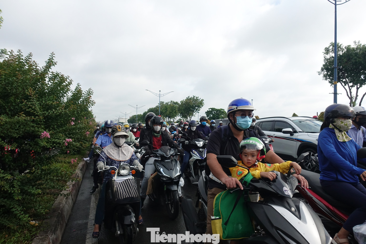 Các cửa ngõ và một số tuyến đường vào khu vực trung tâm TPHCM luôn trong tình trạng đông đúc. Trong ảnh, đường Trường Chinh đoạn gần giao lộ Trường Chinh - Cộng Hòa.