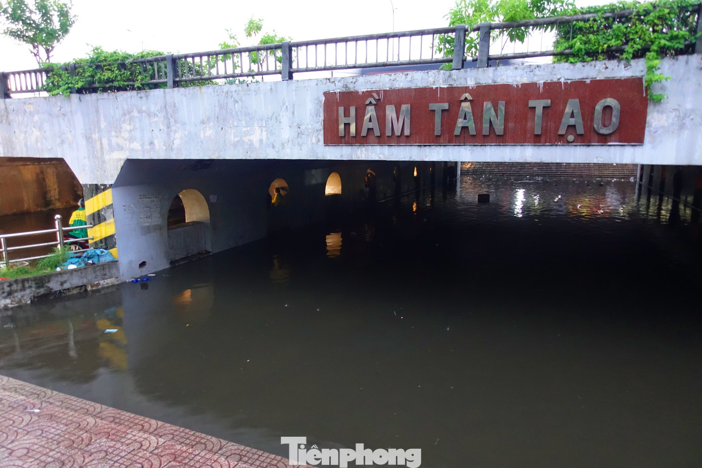 Chiều tối 8/9, TPHCM xuất hiện mưa lớn trên diện rộng. Cơn mưa đã khiến hầm chui Tân Tạo (quận Bình Tân) ngập úng.