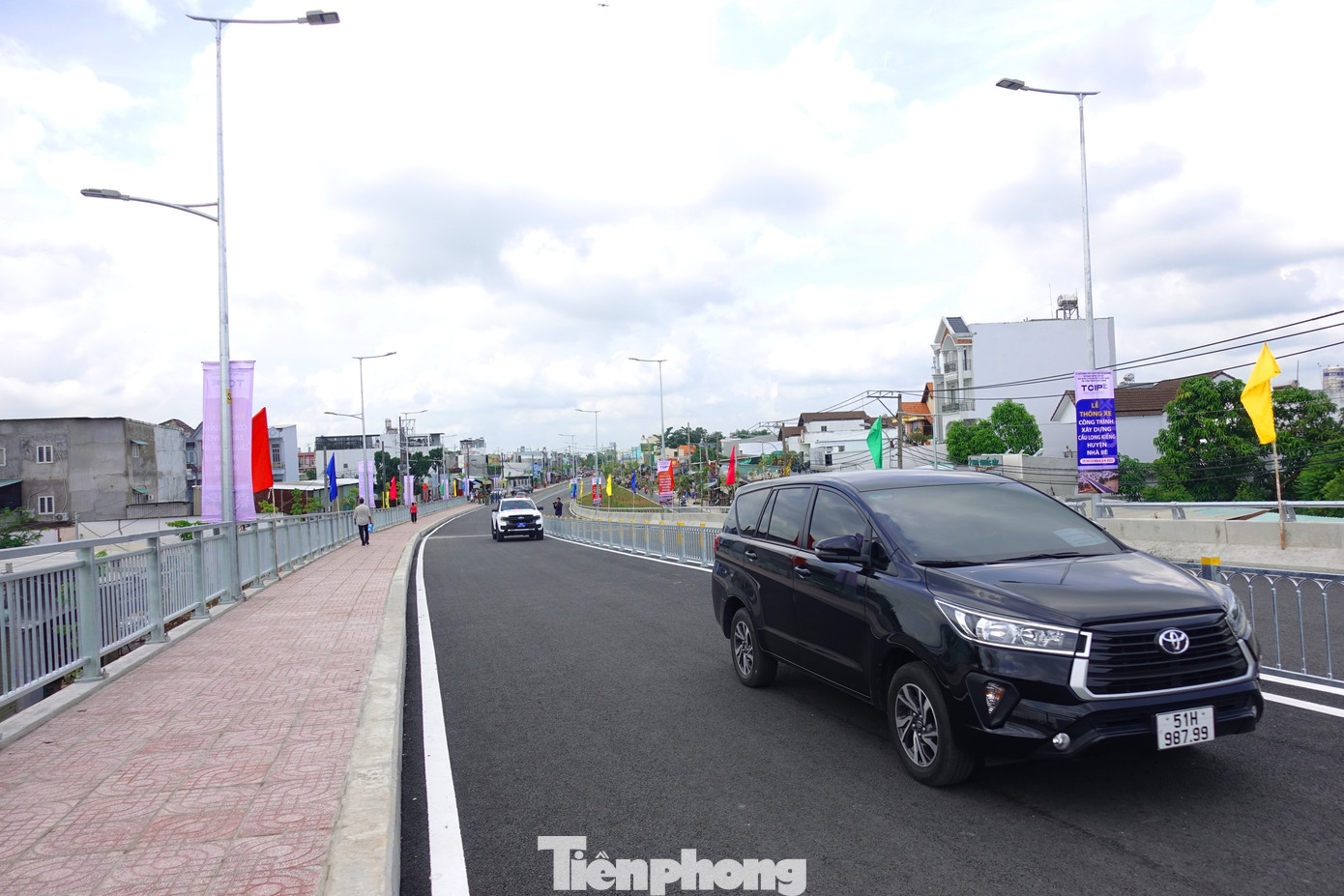 Những chuyến xe đầu tiên trên cây cầu mới. Những chuyến xe đầu tiên trên cây cầu mới.