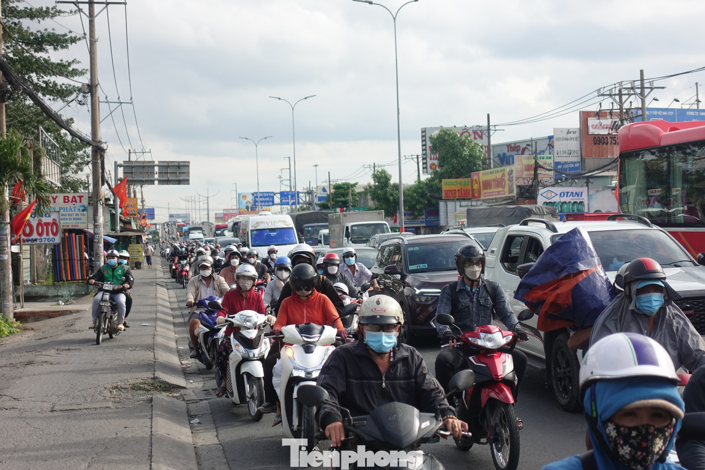 Tình hình đông đúc chỉ xảy ra ở một số giao lộ. Hình ảnh ghi nhận tại khu vực giao lộ quốc lộ 1 - đường Hoàng Đạo Thúy (huyện Bình Chánh).