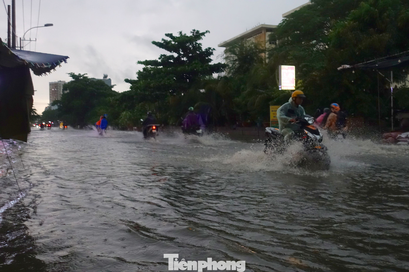 Ngoài khu vực hầm chui Tân Tạo, một số tuyến đường ở TPHCM cũng xảy ra tình trạng ngập úng sau mưa. Hình ảnh ghi nhận tại đường Phạm Đức Sơn, phường 16, quận 8.
