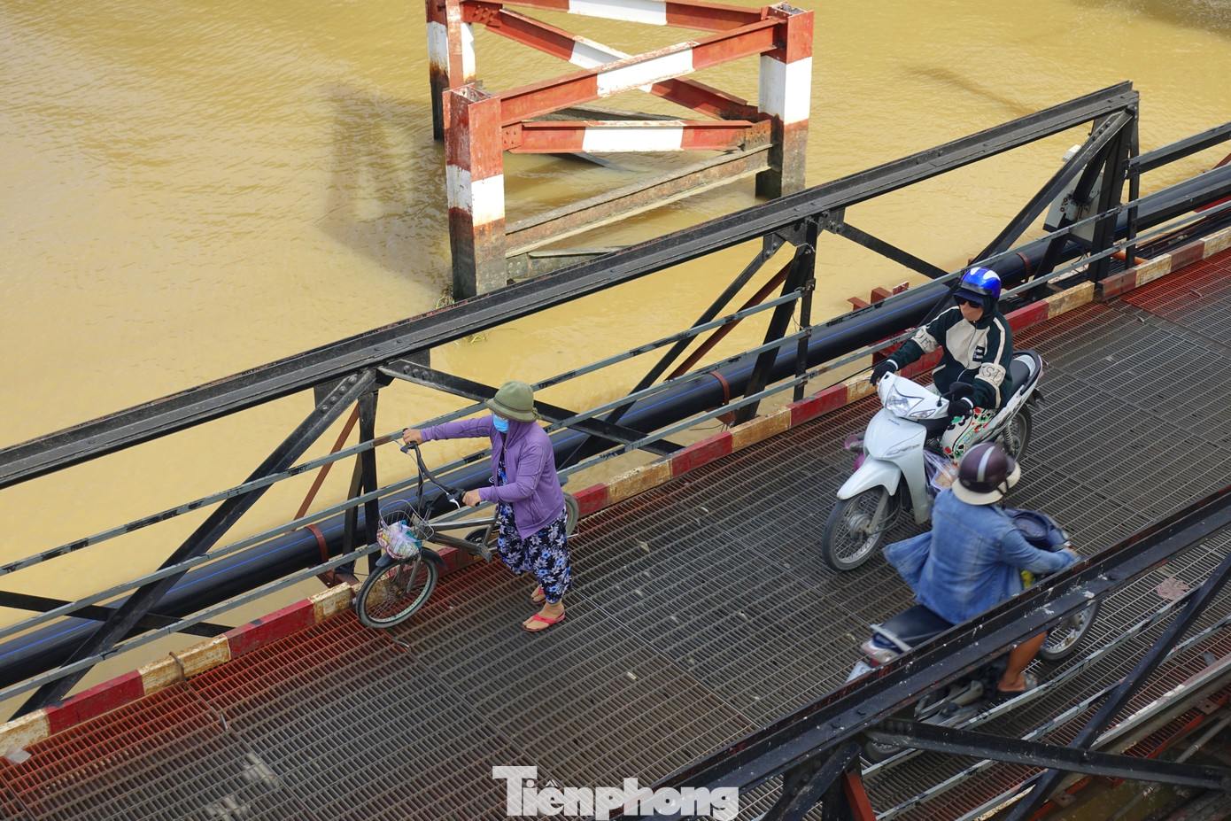 Người dân di chuyển trên cầu Long Kiểng (cũ) vào sáng 8/9. Người dân di chuyển trên cầu Long Kiểng (cũ) vào sáng 8/9.