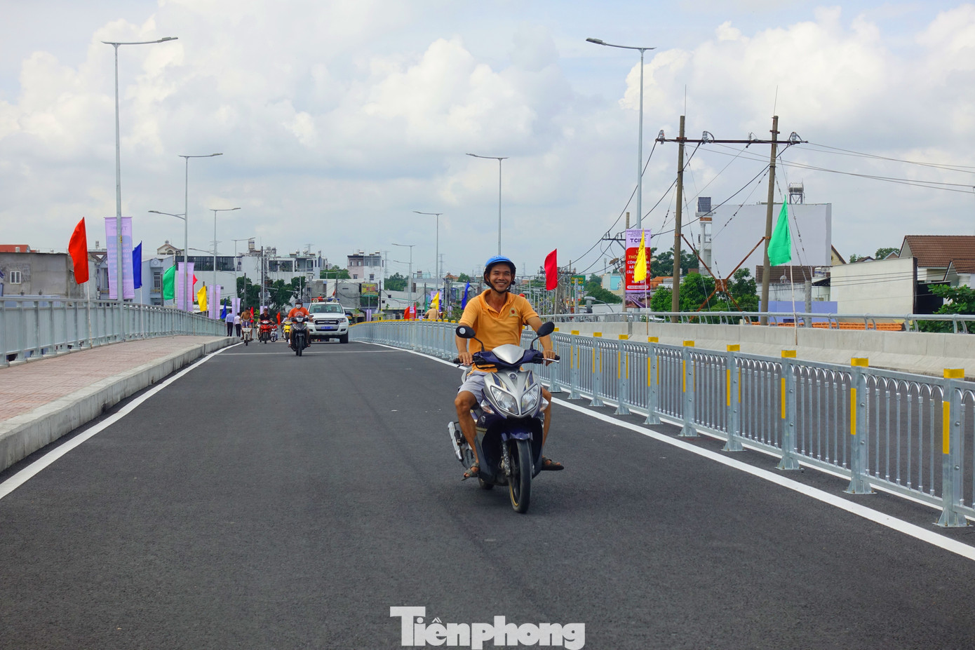Người dân hân hoan đi lại trên cầu Long Kiểng mới. Người dân hân hoan đi lại trên cầu Long Kiểng mới.