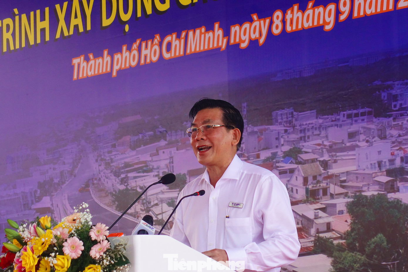 Ông Lương Minh Phúc - Giám đốc Ban Giao thông TPHCM phát biểu tại buổi lễ. Ông Lương Minh Phúc - Giám đốc Ban Giao thông TPHCM phát biểu tại buổi lễ.