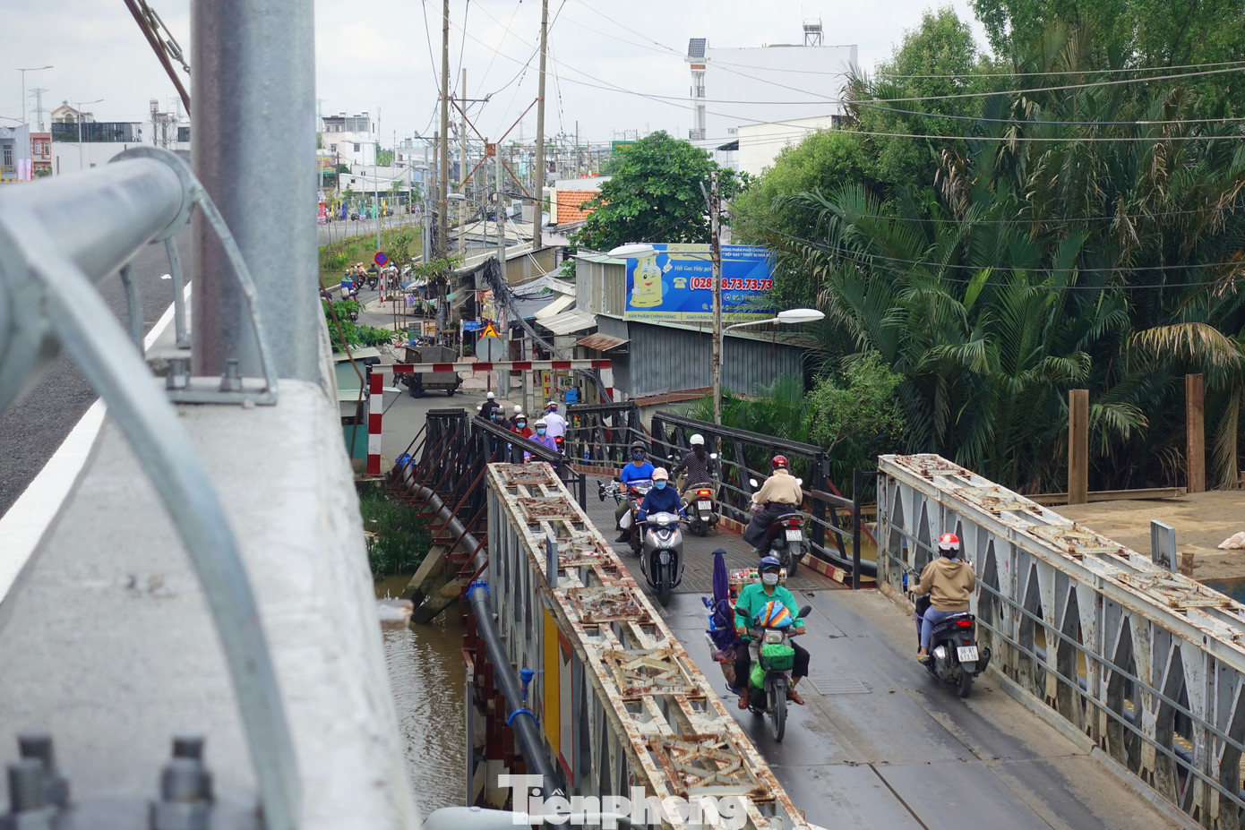 Công trình nhằm thay thế cầu sắt cũ hiện đã xuống cấp. Công trình nhằm thay thế cầu sắt cũ hiện đã xuống cấp.