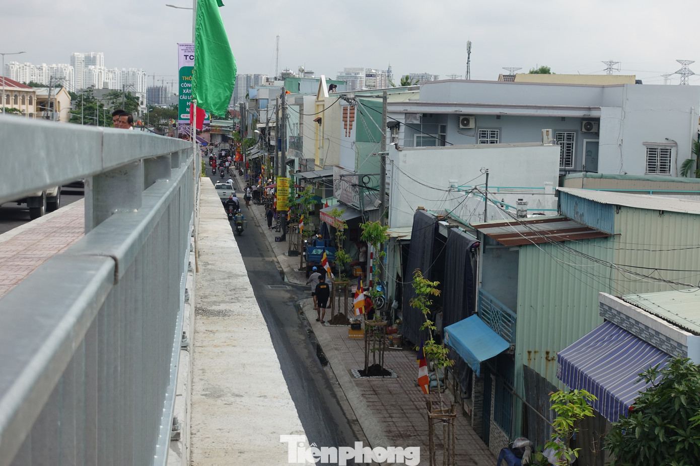 Đường dẫn có tổng chiều dài 661m, chiều rộng từ 18 - 29m cùng hệ thống thoát nước, cây xanh, chiếu sáng,... Đường dẫn có tổng chiều dài 661m, chiều rộng từ 18 - 29m cùng hệ thống thoát nước, cây xanh, chiếu sáng,...