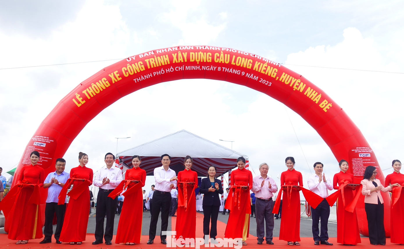 Các đại biểu thực hiện nghi thức thông xe cầu Long Kiểng, huyện Nhà Bè. Các đại biểu thực hiện nghi thức thông xe cầu Long Kiểng, huyện Nhà Bè.