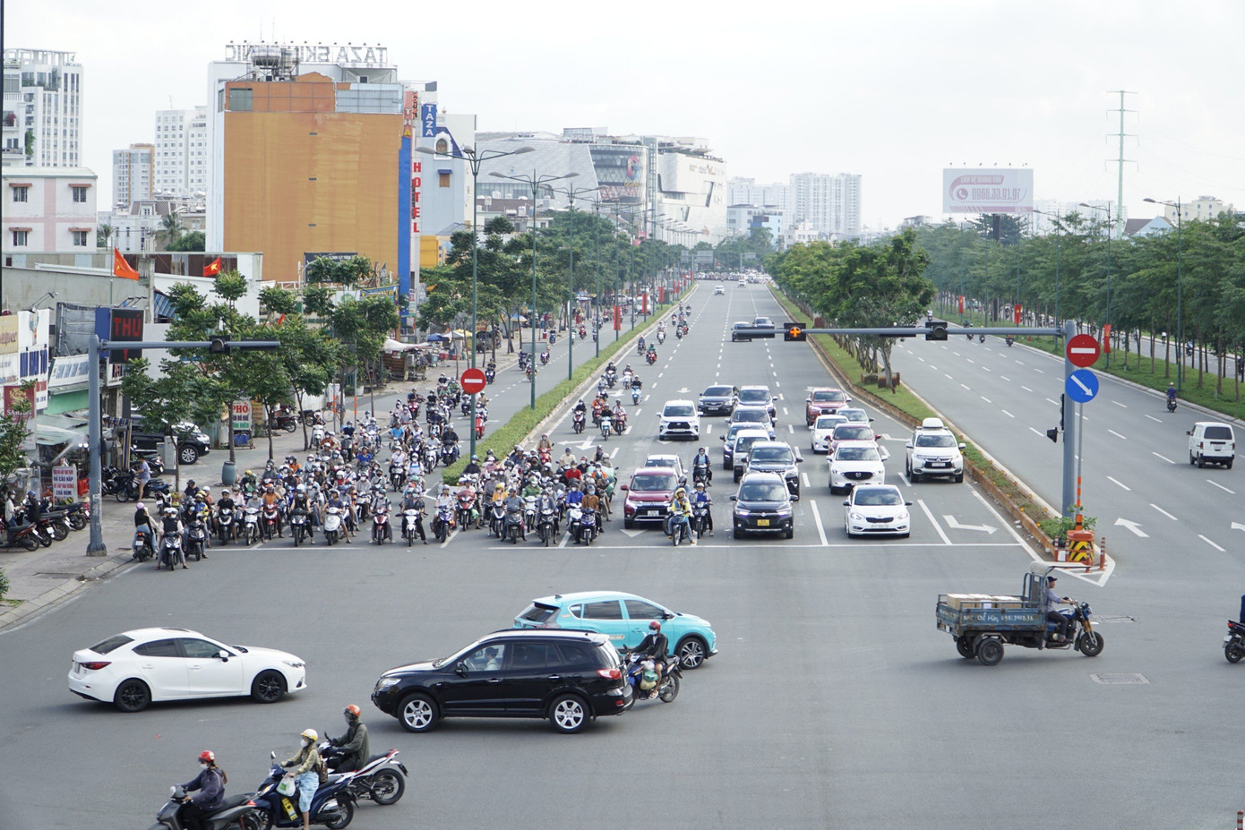 Giao thông trên đường Phạm Văn Đồng (TP Thủ Đức) lúc 16h45.