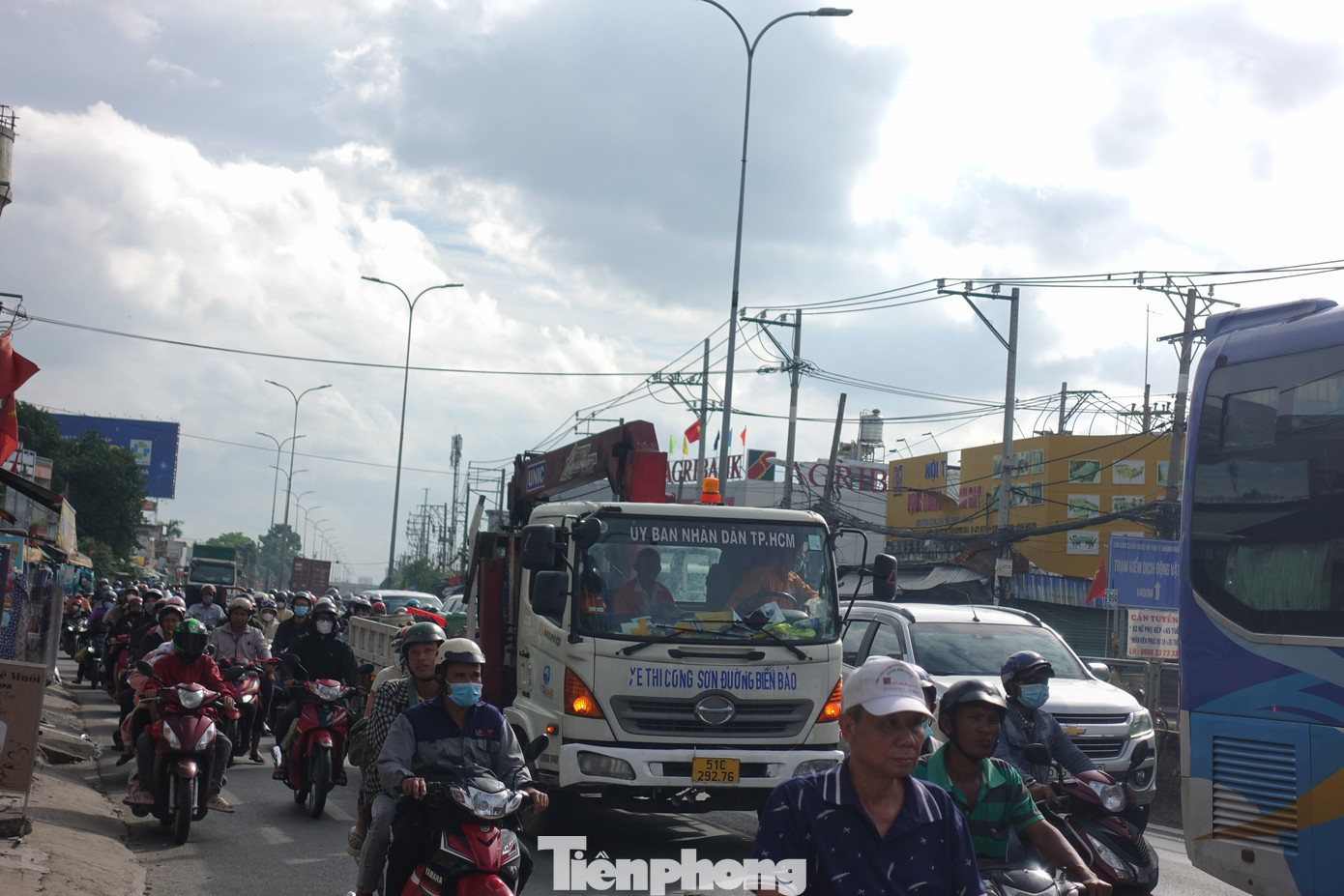 Chiều 4/9, người dân từ các tỉnh, thành miền Tây Nam bộ di chuyển bằng xe máy nườm nượp trở về TPHCM học tập, làm việc sau kỳ nghỉ lễ 4 ngày.