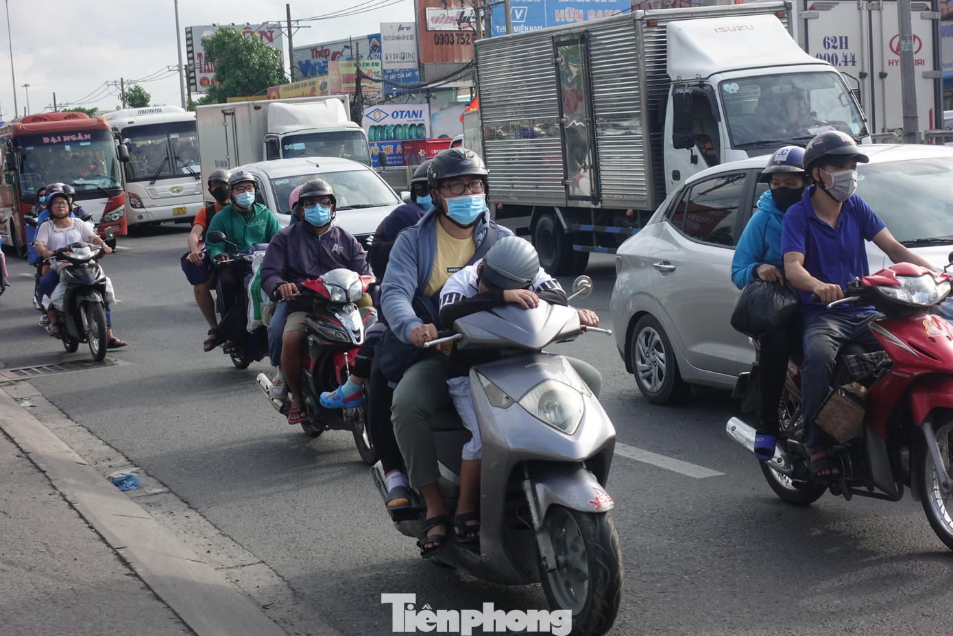 Hành trình dài khiến nhiều trẻ mệt mỏi và ngủ vùi trên tay lái của người thân.