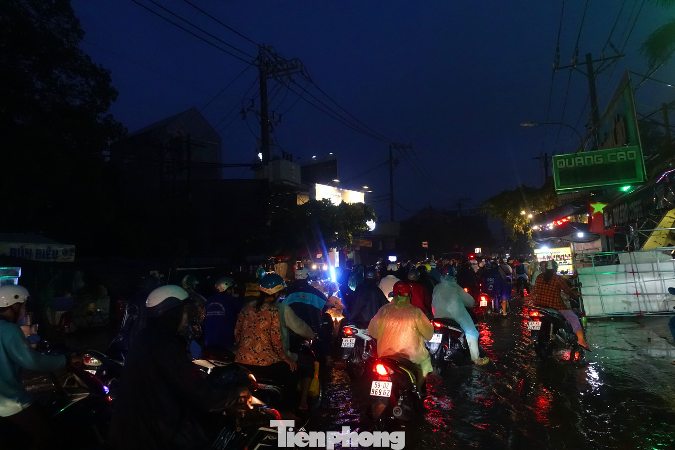 Một đoạn đường Tây Lân (quận Bình Tân) ùn ứ vào chiều tối 8/9.