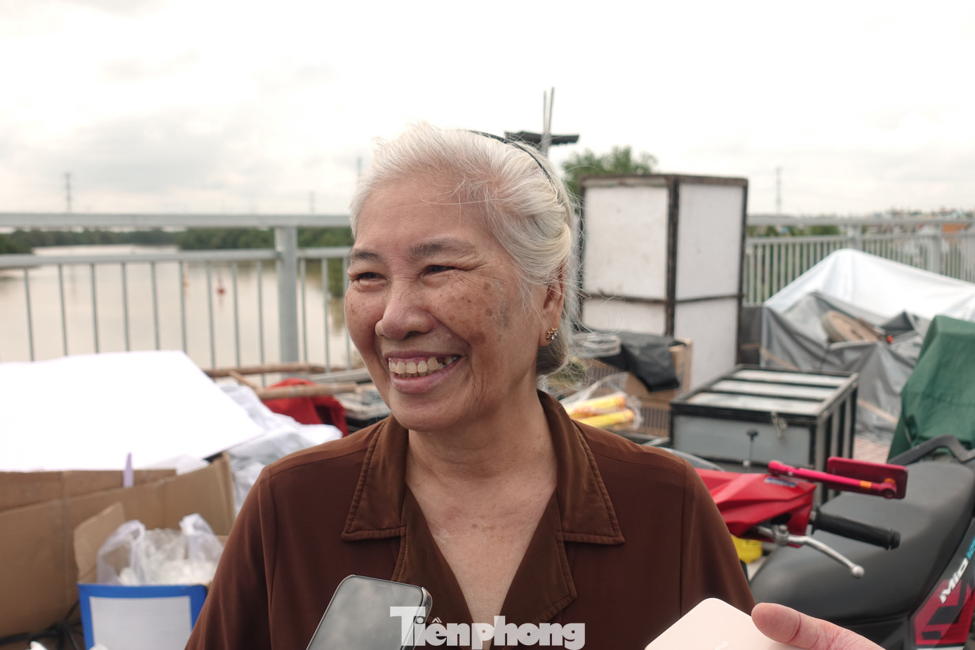 Là một trong những hộ dân bị ảnh hưởng bởi dự án, bà Lê Thị Lùng (người dân xã Nhơn Đức, huyện Nhà Bè) cho biết, công trình xây dựng cầu Long Kiểng mới là niềm mơ ước của bà con khu vực nhiều năm qua. "Hôm nay, cầu mới đã hoàn thành, con cháu đi học, đi làm thuận lợi và an toàn, không còn cảnh ùn tắc hay nguy hiểm khi qua cầu sắt cũ gập ghềnh nữa, chúng tôi hết sức xúc động"- bà Lùng chia sẻ. Là một trong những hộ dân bị ảnh hưởng bởi dự án, bà Lê Thị Lùng (người dân xã Nhơn Đức, huyện Nhà Bè) cho biết, công trình xây dựng cầu Long Kiểng mới là niềm mơ ước của bà con khu vực nhiều năm qua. "Hôm nay, cầu mới đã hoàn thành, con cháu đi học, đi làm thuận lợi và an toàn, không còn cảnh ùn tắc hay nguy hiểm khi qua cầu sắt cũ gập ghềnh nữa, chúng tôi hết sức xúc động"- bà Lùng chia sẻ.