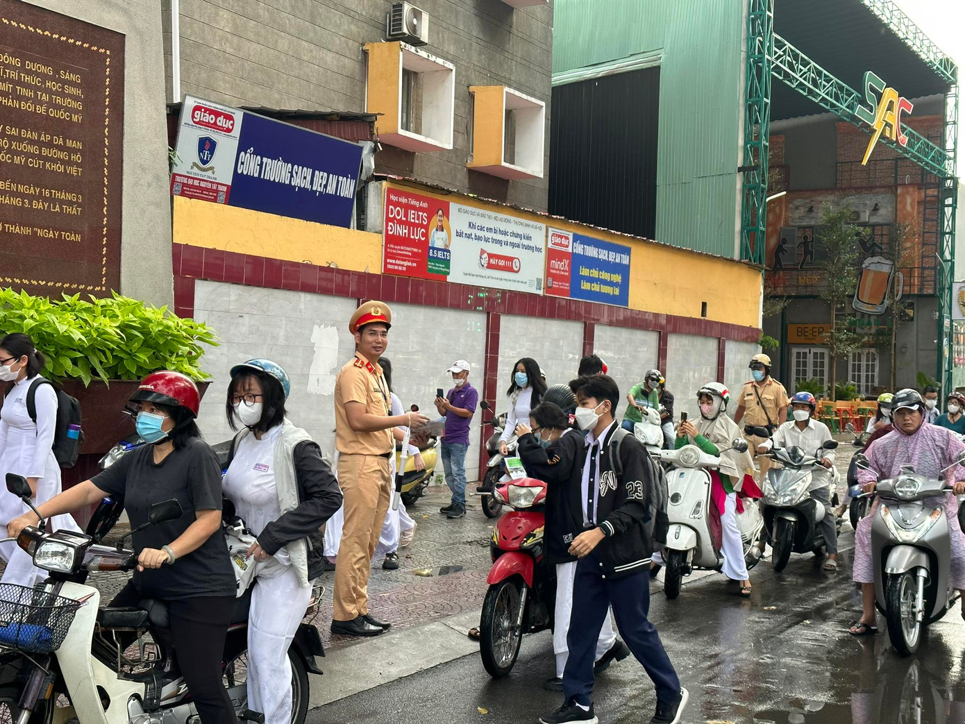 Đại uý Nguyễn Minh Tiến, Bí thư Đoàn Thanh niên Phòng CSGT cho biết: &quot;Sáng hôm nay Đoàn Thanh niên PC08 xung kích triển khai 100% đoàn viên, thanh niên tăng cường đảm bảo trật tự ATGT tại các điểm trường học trên địa bàn đảm trách nhằm điều tiết giao thông, tạo điều kiện thuận lợi cho các em học sinh đến trường an toàn. Đồng thời hướng dẫn, phát tờ rơi cho phụ huynh đậu xe gọn gàng, chấp hành tốt các quy định khi tham gia giao thông&quot;.