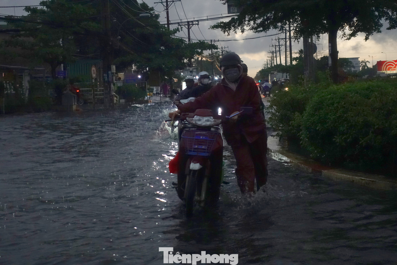 Nhiều xe bị &quot;chết máy&quot; do nước ngập sâu.