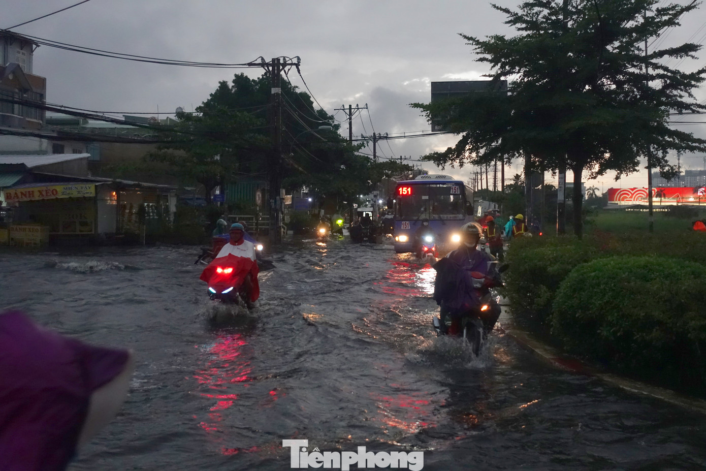 Điểm giao giữa đường Hồ Ngọc Lãm - quốc lộ 1 (quận Bình Tân) ngập sâu khiến các phương tiện di chuyển khó khăn.