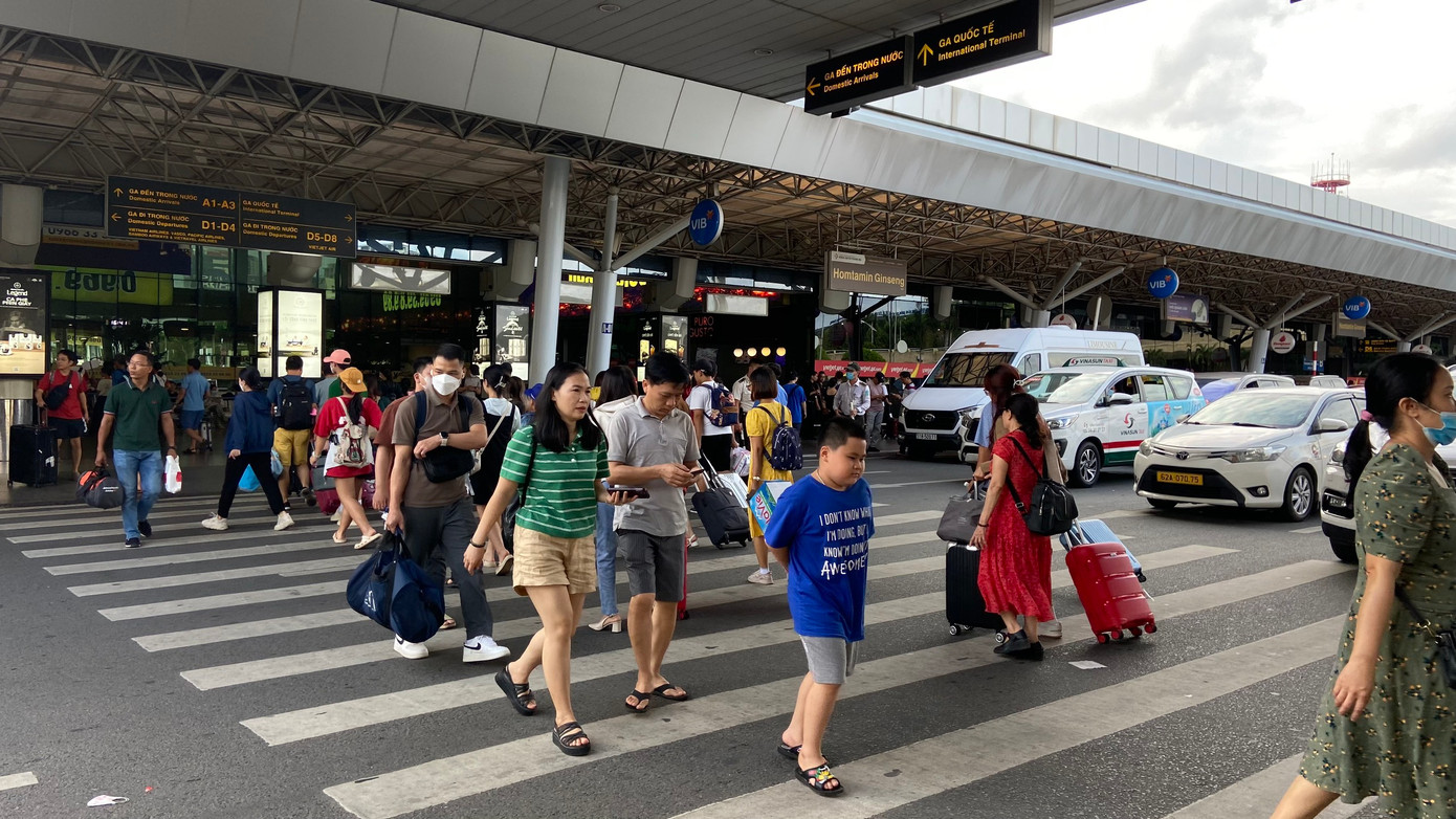 Khu vực bên ngoài nhà chờ ga quốc nội - Cảng HKQT Tân Sơn Nhất lúc 17h chiều 4/9.